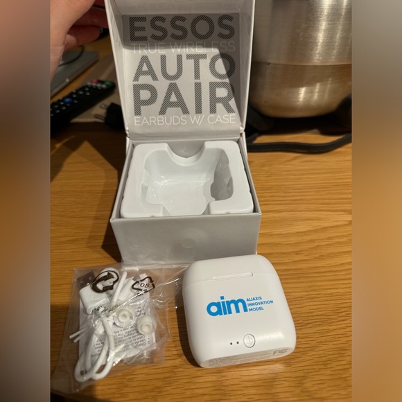 Essos True Wireless Auto Pair Earbuds wCase - Picture 2 of 3